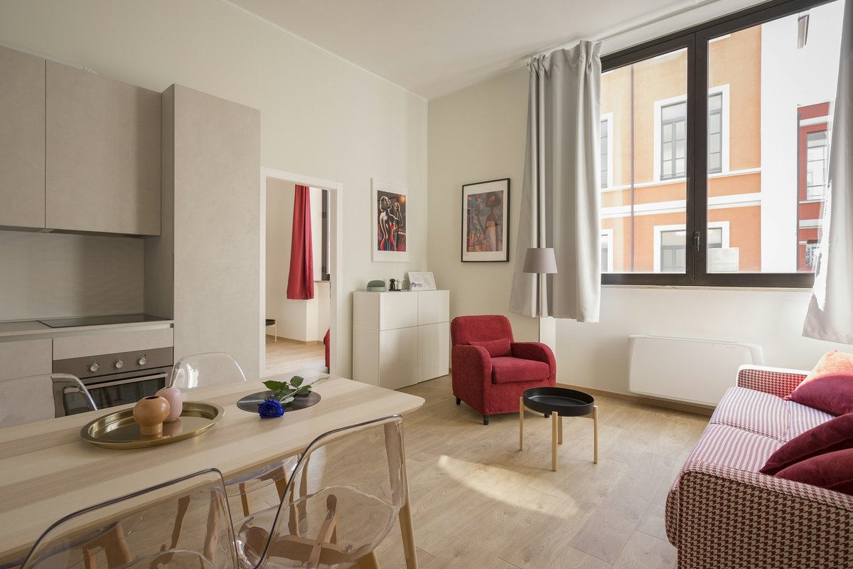 Przytulny salon w wynajmowanym mieszkaniu — przestrzeń dzienna z kanapą i światłem dziennym
